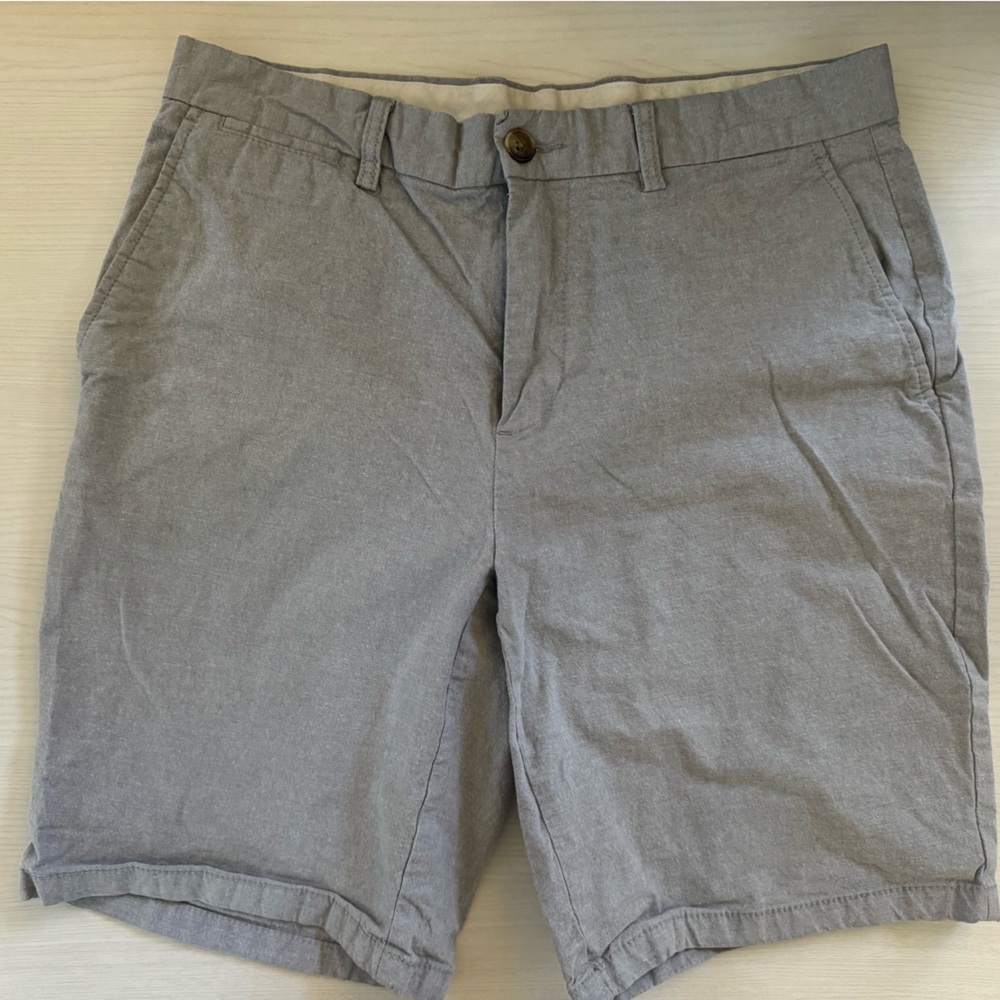 Men's Old Navy Ultimate Slim Built in Flex Shorts, Size 33, light grey shorts
